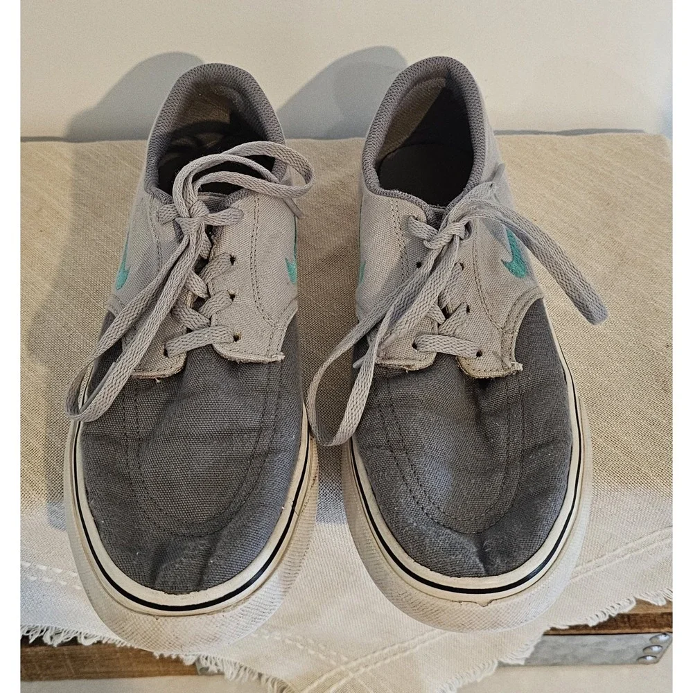 Nike Girls Lace Up Gray Logo Shoes 4.5Y